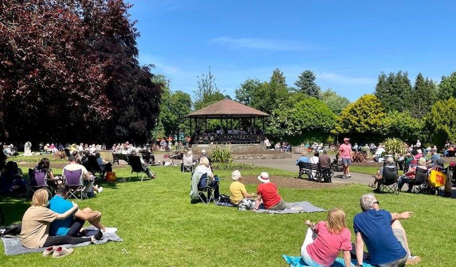Queen's Park Bandstand - Magic Voices